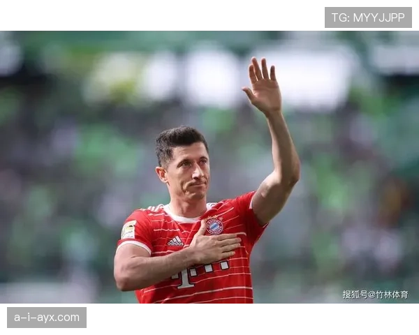 莱万多夫斯基防守数据亮眼，打破前锋刻板印象展现全能风采