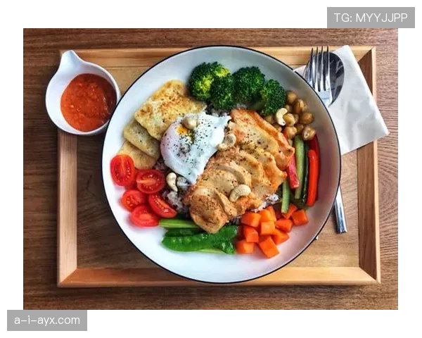 陆光祖训练完默默啃鸡胸肉的样子，真不像刚拿奖金的人